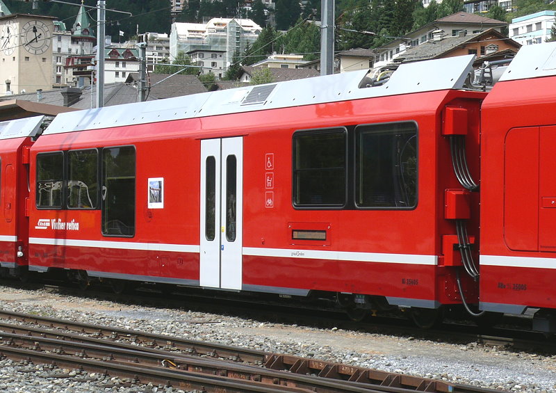 RhB - Bi 356.05 Zweisystem-Triebzug - Zwischenwagen am 25.07.2010 in St.Moritz - Logo Graubnden in rtoromanisch

