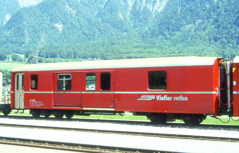 RhB - D 4218 - Gepckwagen am 26.06.1995 in Untervaz - bernahme 07.04.1970 - SWS - Fahrzeuggewicht 14,00t - Zuladung 8,00t - LP 13,74m - zulssige Geschwindigkeit 90 km/h.- 2=11.02.1993 - RhB-Logo rhtoromanisch. Hinweis: dnne Fahrzeugnummer, die Gepckwagenserie bestand aus 5 Fahrzeugen mit den Nummern 4214 bis 4218
