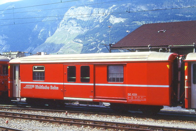 RhB - DZ 4231 - Gepckwagen mit Postabteil am 06.09.1996 in Chur - bernahme 17.02.1969 - SWS/SWP - Fahrzeuggewicht 9,00t - Zuladung 8,00t - LP 11,92m - zulssige Geschwindigkeit 80 km/h.- 2=25.09.1990 - RhB-Logo in deutsch - mit Kennzeichnung an den Ecken gelb - Lebenslauf: ex DZ 4231 - 30.04.2013 D 4213 - die Gepckwagenserie bestand aus 3 Fahrzeugen mit den Nummern 4231 bis 4233
