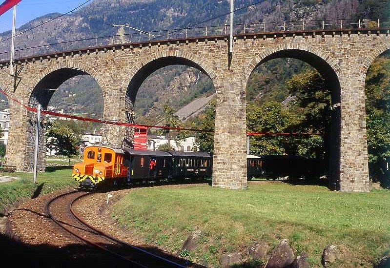 RhB - Extrazug 2617 von Ospizio-Bernina nach Tirano am 10.10.2008 unter Kreisviadukt Brusio mit E-Lok Ge 2/2 162 - D 4052 II - B 2138 - A 1102 - B 2050 - C 2012

