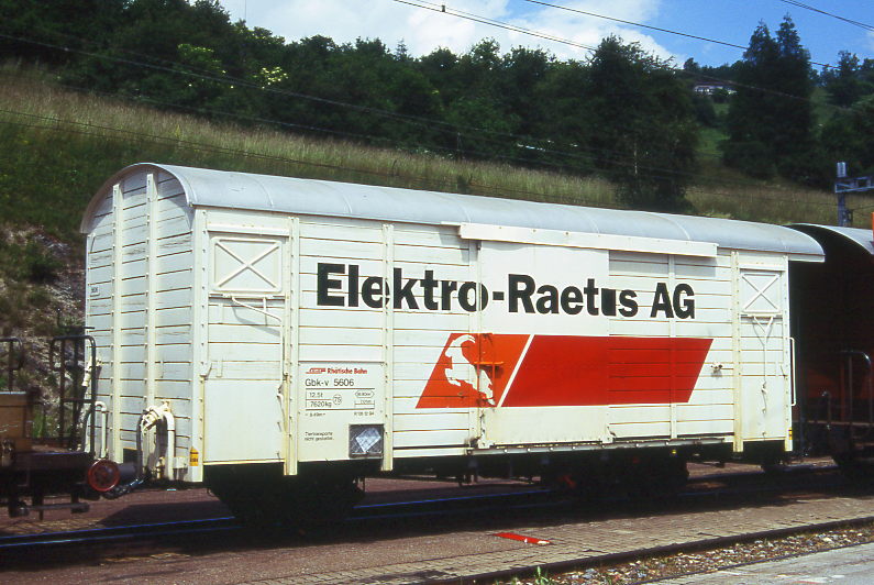 RhB - Gbk-v 5606 am 28.06.1995 in Filisur - Gedeckter Gterwagen 2-achsig mit 1 offenen Plattform - Baujahr 1913 - Reichsh/Gestle - Gewicht 7,62t - Zuladung 12,50t - LP 8,49m - zulssige Geschwindigkeit 75 km/h - 2=05.12.1994 - Werbung: Elektro-Raetus-AG - Lebenslauf: ex K1 5606 - 1969 Gbk-v 5606 - 2006 Abbruch
