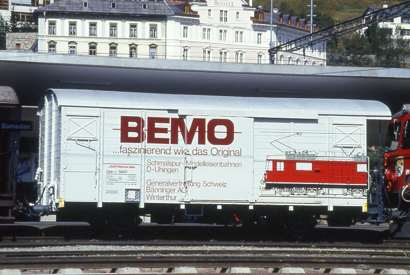 RhB - Gbk-v 5607 am 01.09.1993 in Pontresina - Gedeckter Gterwagen 2-achsig mit 1 offenen Plattform - Baujahr 1913 - Reichsh/Gestle - Gewicht 7,59t - Zuladung 12,50t - LP 8,49m - zulssige Geschwindigkeit 75 km/h - 2=04.06.1988 - Werbung: BEMO - Lebenslauf: ex K1 5607 - 1969 Gbk-v 5607 - 07/2002 Abbruch

