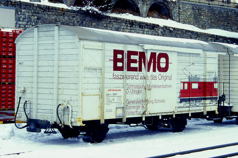 RhB - Gbk-v 5607 am 12.04.1998 in St.Moritz - Gedeckter Gterwagen 2-achsig mit 1 offenen Plattform - Baujahr 1913 - Reichsh/Gestle - Gewicht 7,59t - Zuladung 12,00t - LP 8,49m - zulssige Geschwindigkeit 70 km/h - 2=04.06.1988 - Werbung: BEMO - Lebenslauf: ex K1 5607 - 1969 Gbk-v 5607 - 07/2002 Abbruch - Hinweis: genderte Zuladung und genderte zulssige Geschwindigkeit
