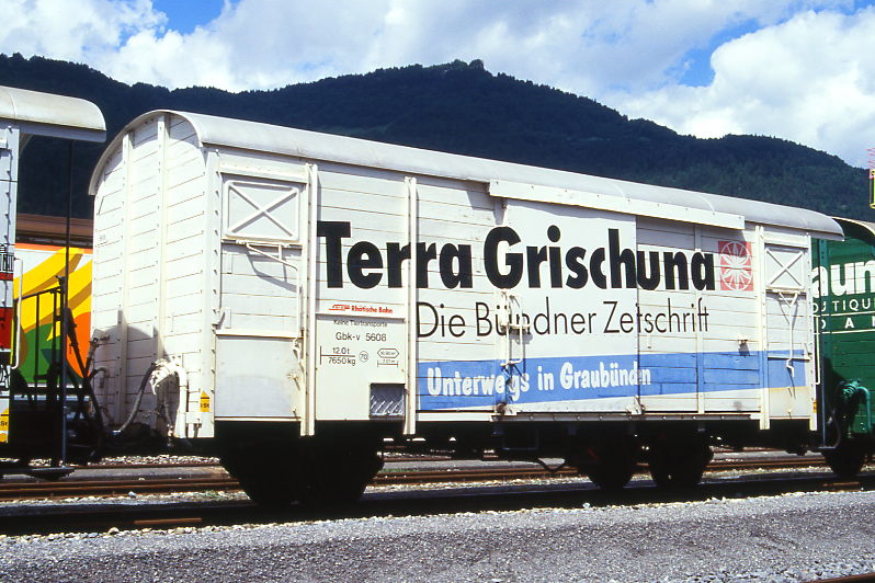 RhB - Gbk-v 5608 am 08.06.1997 in Landquart Ried - Gedeckter Gterwagen 2-achsig mit 1 offenen Plattform - Baujahr 1913 - Reichsh/Gestle - Gewicht 7,65t - Zuladung 12,00t - LP 8,49m - zulssige Geschwindigkeit 70 km/h - 2=04.12.1992 - Werbung: TERRA GRISCHUNA - Lebenslauf: ex K1 5608 - 1969 Gbk-v 5608 - 2001 Kastenabbruch - 09/2001 X rot m 9214 III - Hinweis: genderte Zuladung, genderte zulssige Geschwindigkeit, genderte Werbung
