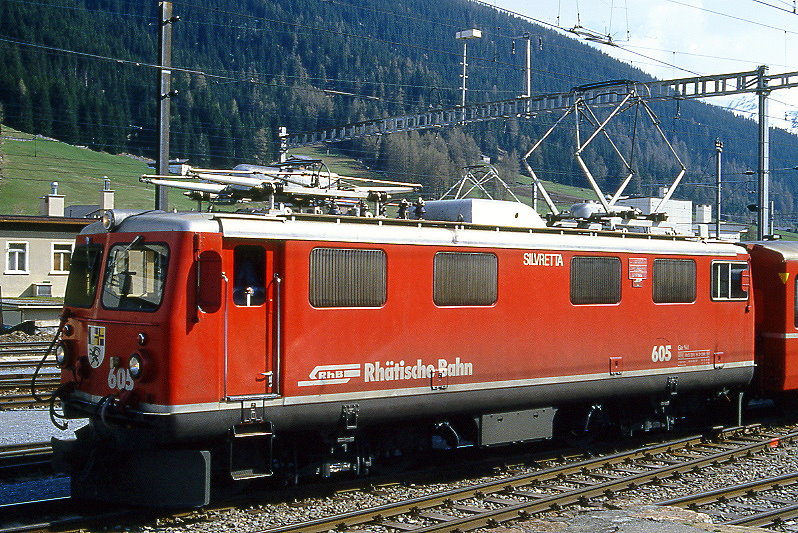 RhB - Ge 4/4 I 605  SILVRETTA  am 10.05.1994 in Davos Platz - STRECKEN-LOKOMOTIVE - bernahme 12.03.1953 - SLM4080/MFO/BBC - 1184 KW - Gewicht 48,00t - LP 12,10m - zulssige Geschwindigkeit 80 km/h - 3=21.11.1988 - Logo RhB in deutsch - noch mit Scherenpantografen
