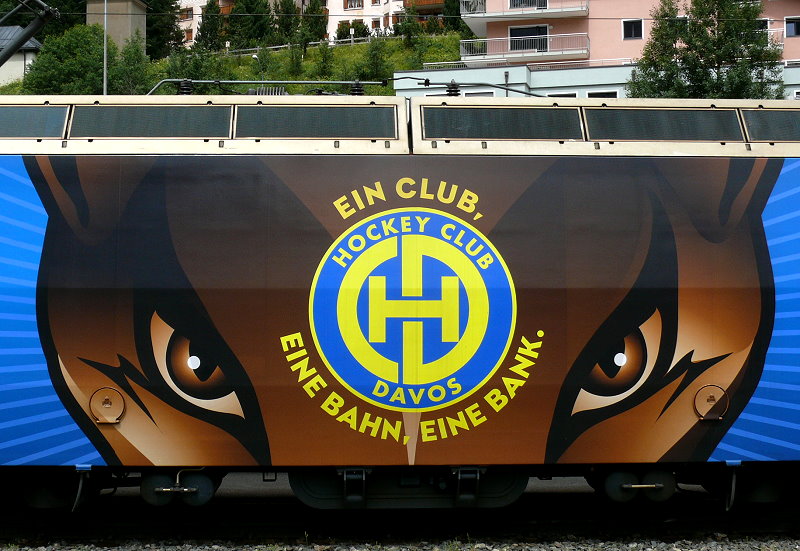 RhB - Ge 4/4 III 652  VAZ/OBERVAZ LENZERHEIDE-VALBELLA  am 26.07.2010 in S.Moritz - Drehstrom-Universallokomotive - Detailaufnahme Werbung: HCD
