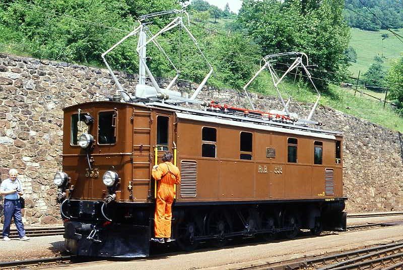 RhB - Ge 4/6 353 am 22.06.1989 in Filisur - Elektrische Streckenstangenlokomotive - bernahme 24.07.1914 - SLM2433/MFO/RhB - 588 KW - Gewicht 59,00t - LP 11,10m - zulssige Geschwindigkeit 55 km/h - 3=18.07.1969 - 1=29.11.1985.
