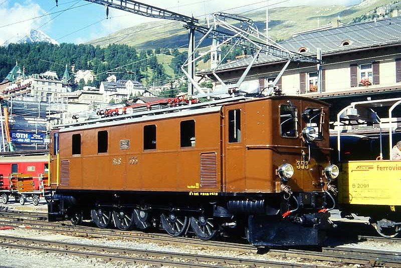 RhB - Ge 4/6 353 am 09.09.1994 in St.Moritz - Elektrische Streckenstangenlokomotive - bernahme 24.07.1914 - SLM2433/MFO/RhB - 588 KW - Gewicht 59,00t - LP 11,10m - zulssige Geschwindigkeit 55 km/h - 3=18.07.1969 - 1=29.11.1985
