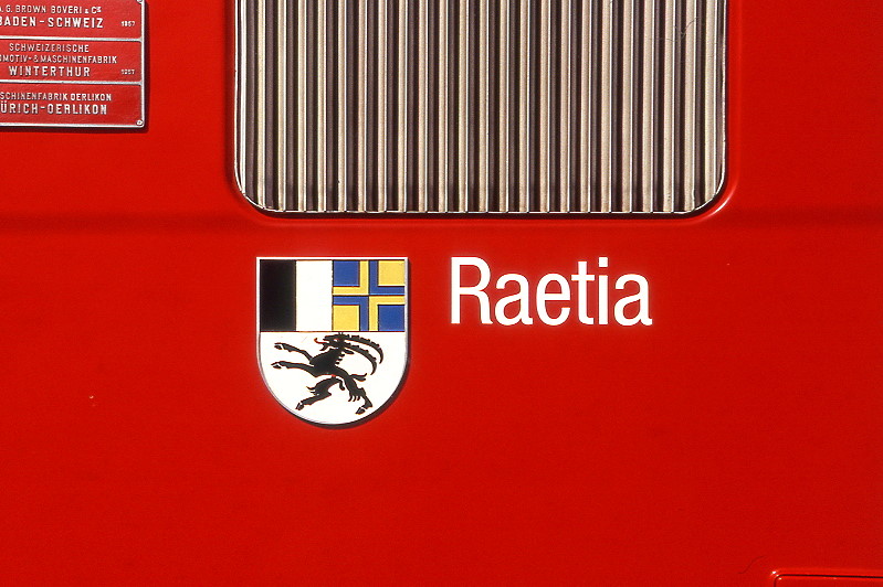 RhB - Ge 6/6 II 701  RAETIA  am 22.08.2008 in Zernez - Universallokomotive - Wappen und Name
