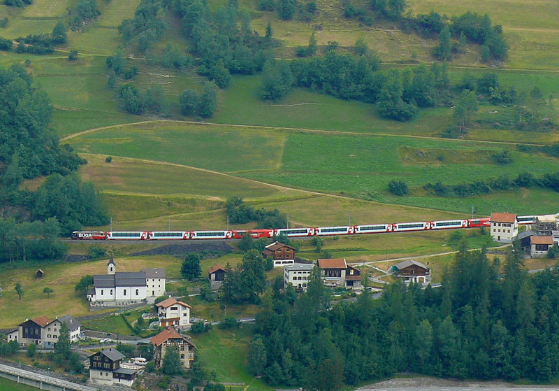 RhB - Glacier-Express 905 + 907 von St.Moritz nach Zermatt am 17.07.2013 bei Alvaneu mit E-Lok Ge 4/4 III 646 - 2 Kompos GEX

