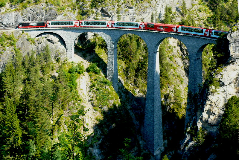 RhB - Glacier-Express 907/905 von St.Moritz nach Zermatt am 15.07.2013 auf Landwasser-Viadukt mit E-Lok Ge 4/4 III 648 - Bp - Bp - Bp - WRp - Ap - Ap - Bp - Bp - Bp - WRp - Ap - Ap

