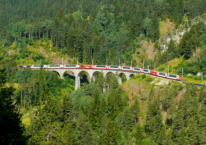 RhB - Glacier-Express 907/905 von St.Moritz nach Zermatt am 15.07.2013 auf Schmittentobel-Viadukt mit E-Lok Ge 4/4 III 648 - Bp - Bp - Bp - WRp - Ap - Ap - Bp - Bp - Bp - WRp - Ap - Ap
