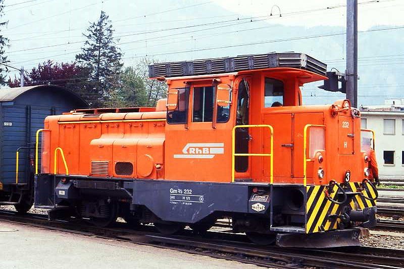 RhB - Gm 3/3 232 am 10.05.1991 in Landquart - Rangier-Diesellok - bernahme 01.02.1976 - MOYSE3554/MTU - 295 KW - Gewicht 34,00t - LP 7,93m - zulssige Geschwindigkeit 55 km/h - 3=30.03.1984 - Logo nur RhB.

