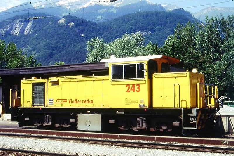 RhB - Gmf 4/4 243 am 26.06.1995 in Untervaz - Rangier-Diesellok - bernahme 07.08.1991 - GMEINDER5697/KAELBLE - 559 KW - Gewicht 50,00t - LP 11,70m - zulssige Geschwindigkeit 60 km/h - Logo RhB rhtoromanisch - Heimatstation Klosters.
