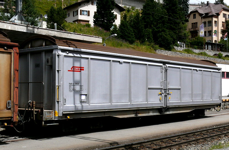 RhB - Haik-v 5103 am 30.07.2010 in St.Moritz - Schiebewandwagen 4-achsig mit 1 offenen Plattform - bernahme 25.06.1970 - SIG - Gewicht 13,52t - Zuladung 26,00t - LP 14,69m - zulssige Geschwindigkeit 80 km/h
