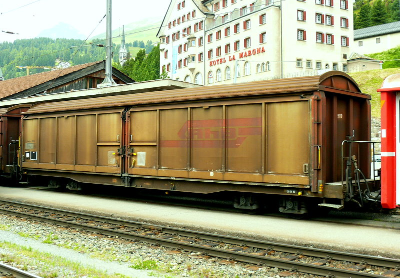 RhB - Haik-v 5110 am 19.07.2013 in St.Moritz - Schiebewandwagen 4-achsig mit 1 offenen Plattform - Baujahr 1970 - SIG - Gewicht 12,89t - Zuladung 26,00t - LP 14,69m - zulssige Geschwindigkeit 26t/80R km/h - 2=13.04.2010 - RhB Logo - Hinweis: die Wagenserie besteht aus 20 Fahrzeugen mit den Nummern 5101 bis 5120
