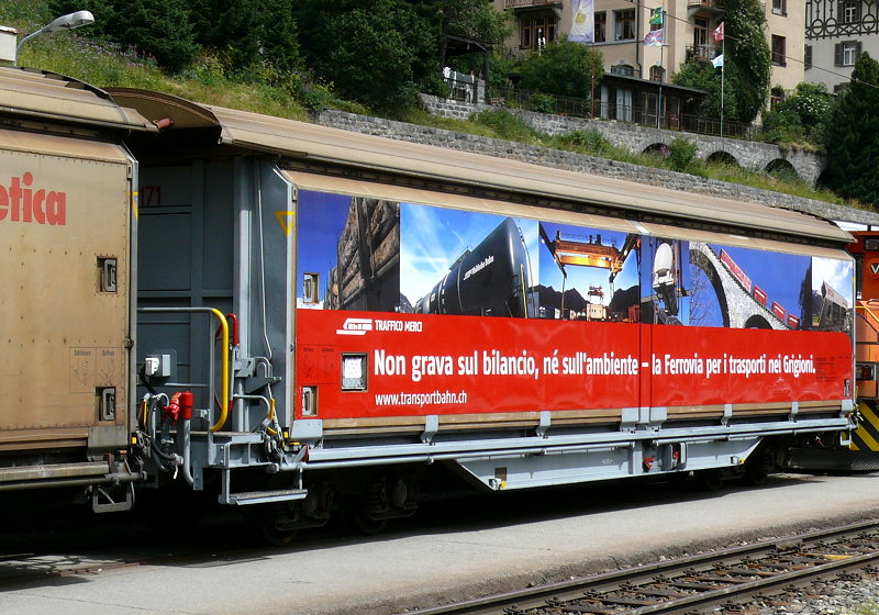 RhB - Haiqq-tyz 5171 am 25.07.2010 in St.Moritz - Schiebewandwagen 4-achsig mit 1 offenen Plattform - bernahme: 05.10.1992 - JMR - Gewicht 17,27t - Zuladung 30,00t - LP 14,67m - Zuladung/zulssige Geschwindigkeit 23t/80R 30t/60A km/h - 2=18.11.2009 - RhB Logo italienisch - Werbung: WWW.TRANSPORTBAHN.CH - Hinweis: die Fahrzeugserie besteht aus 6 Wagen mit den Nummern 5171 bis 5176
