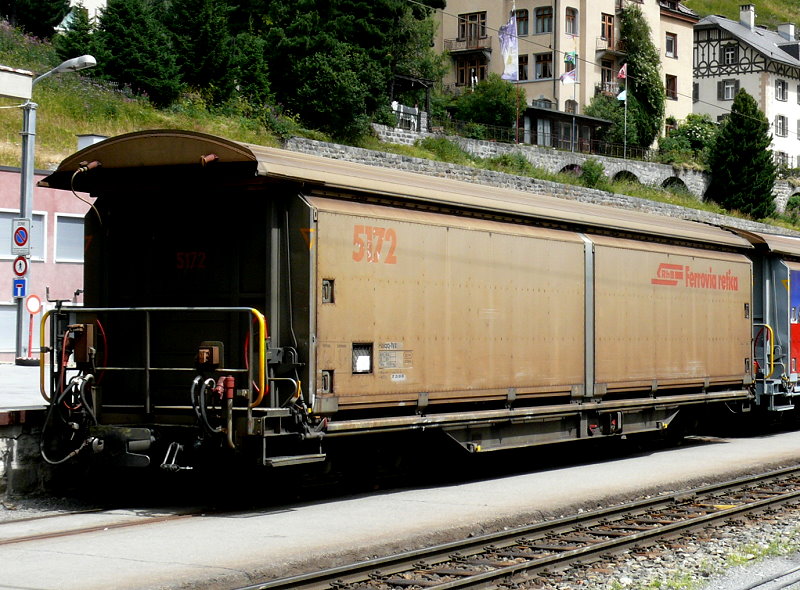 RhB - Haiqq-tyz 5172 am 25.07.2000 in St.Moritz - Schiebewandwagen 4-achsig mit 1 offenen Plattform - bernahme: 16.10.1992 - JMR - Gewicht 17,23t - Zuladung 30,00t - LP 14,67m - Zuladung/zulssige Geschwindigkeit 23t/80R 30t/60A - RhB Logo italienisch - 2 25.09.2009 - Hinweis, die Fahrzeugserie besteht aus 6 Wagen mit den Nummern 5171 bis 5176
