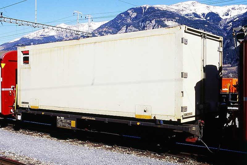 RhB - Lb-v 7851 am 20.02.1998 in Thusis - Container-Transportwagen 2-achsig mit 1 offenen Plattform beladen mit Khl-Container - Baujahr 1911 - SIG - Gewicht 5,33t - Zuladung 17,00t - LP 8,54m - zulssige Geschwindigkeit 80 km/h Zugreihe B - 3=03.11.1995 - Lebenslauf: ex BB K 215 - 1943 RhB K 5410 - 1961 K 5801 - 1969 Gbk 5801 - 03.11.1995 Lbv 7851 - 11.07.2003 Abbruch
