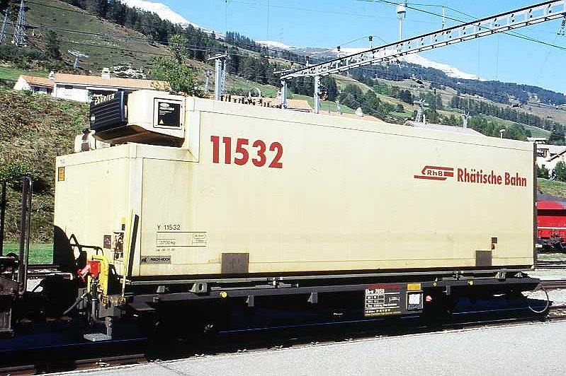 RhB - Lb-v 7858 am 07.10.1999 in Scuol - Container-Tragwagen mit RhB-Khlcontainer Y11532 2-achsig - Baujahr 1983 bernahme 12.11.1997 - JMR - Gewicht 5,70t - LP 9,14 - Zuladung 14,00/17,00t - zulssige Geschwindigkeit 14t/80 17t/60 km/h - 3=12.11.1997 - Lebenslauf: ex K 5073 - 1969 Gb 5073 - 07/1997 ausr - 12.11.1997 Lb-v 7858 - 11.07.2006 Lb 7858 - 18.01.2012 Abbruch
