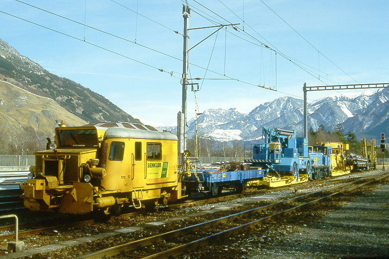 RhB - OL-Bauzug 1 + 2 BENKLER am 28.02.1997 in Felsberg mit Diesel-Traktor tmr 10 - SBB/Brnig S 9912, dahinter Dieseltraktor Tm 2/2 P 31261 - PUa 280 - Xak 9009
