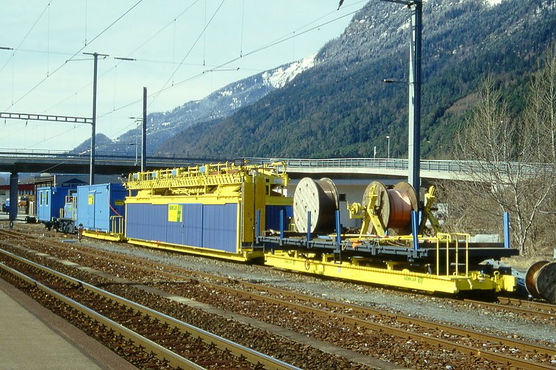 RhB - OL-Bauzug 3 BENKLER am 28.02.1997 in Felsberg mit SBB/Brnig P 9906 -Diesel-Traktor Tm 2/2 P 23968 - PUa 279 - PUa 263 - PUa 281, Rckansicht
