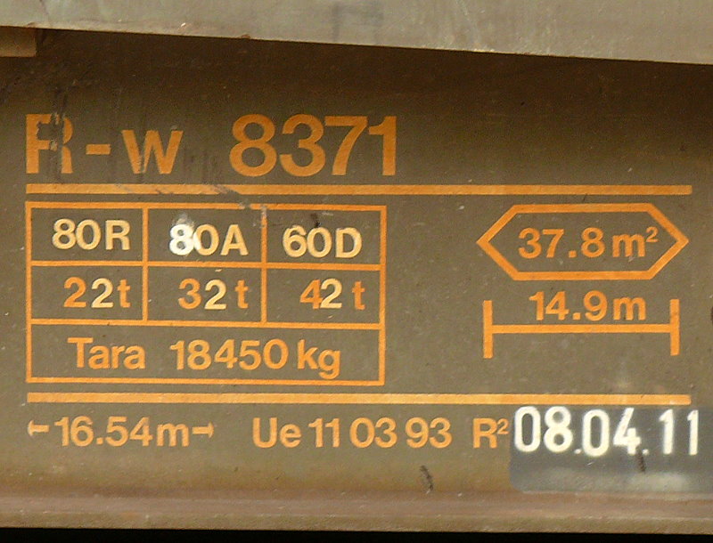 RhB - R-w 8371 am 18.07.2013 in Surava - Flachwagen mit Dreh-Rungen 4-achsig mit 1 offenen Plattform - Anschriftenfeld
