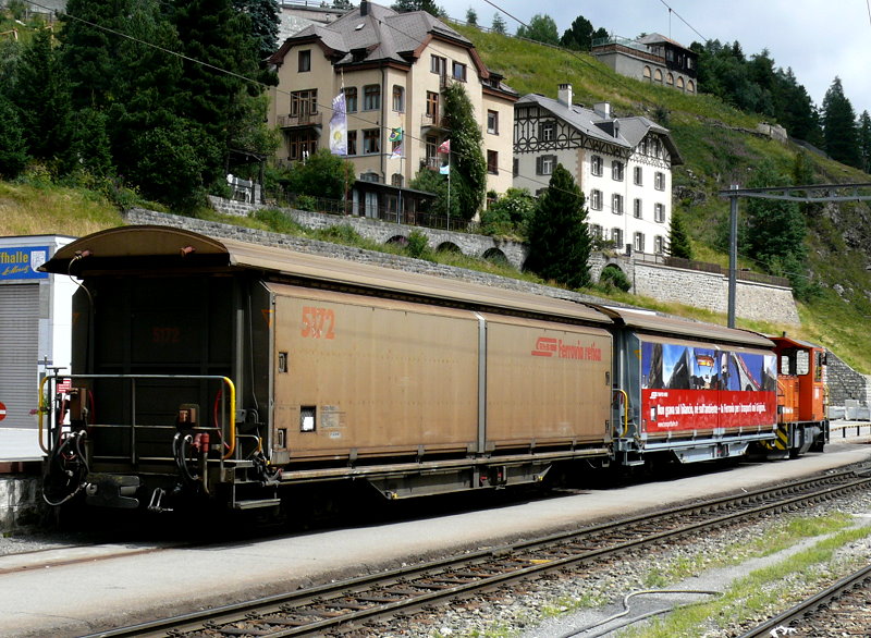 RhB - Rangierfahrt in St.Moritz am 25.07.2010 mit Diesel-Traktor Tm 2/2 114 - Haiqq-tyz 5171 - Haiqq-ytz 5172
