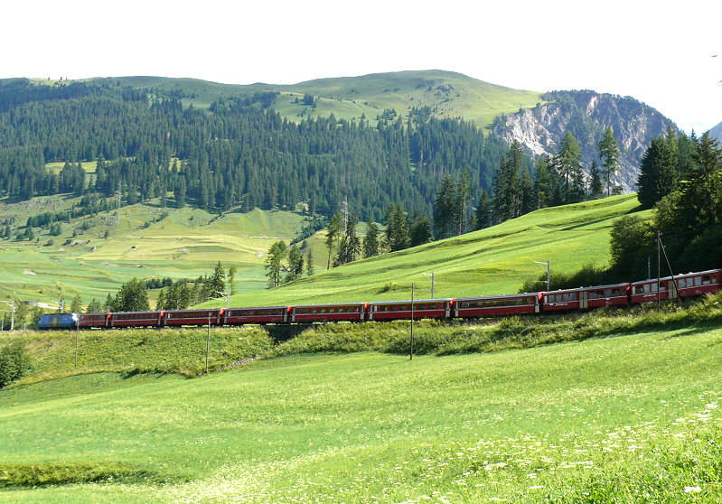 RhB - Regio-Express 1125 von Chur nach St.Moritz am 28.07.2010 oberhalb Bergn auf mittlerer Schleife mit E-Lok Ge 4/4 III 652 - D - B - B - B -7 - A - A - B - B - B.
