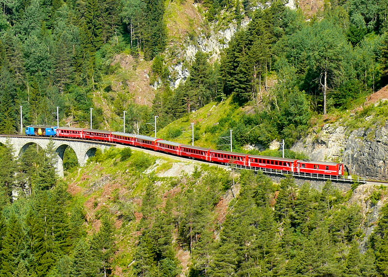 RhB - Regio-Express 1128 von St.Moritz nach Chur am 15.07.2013 kurz vor Schmittentobel-Viadukt mit E-Lok Ge 4/4 III 652 - B - B - A - A -A - B - B - B - D
