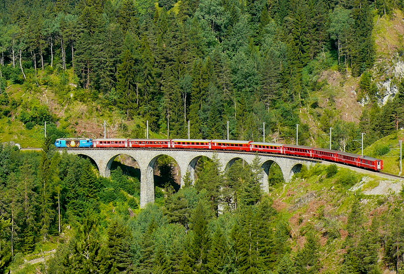 RhB - Regio-Express 1128 von St.Moritz nach Chur am 15.07.2013 auf Schmittentobel-Viadukt mit E-Lok Ge 4/4 III 652 - B - B - A - A -A - B - B - B - D
