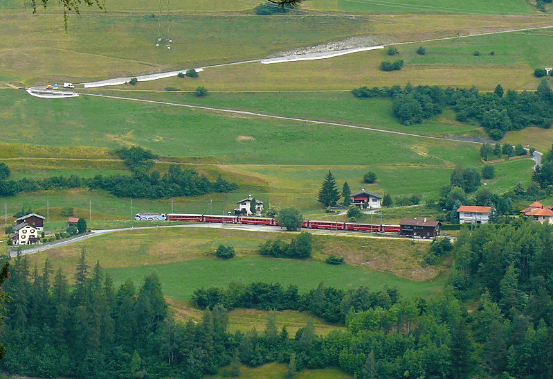 RhB - Regio-Express 1128 von St.Moritz nach Chur am 17.07.2013 bei Alvaneu mit E-Lok Ge 4/4 III 650 - B - A - A - B - B - B - D. 
