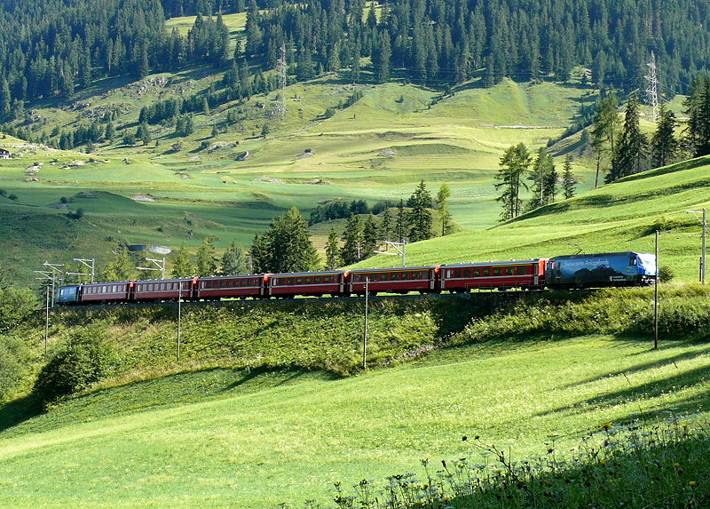 RhB Regio-Express 1128 von St.Moritz nach Chur am 28.07.2010 auf mittlerer Ebene oberhalb Bergn mit E-Lok Ge 4/4 III 647 - AB - A - A - B - -B - B - BD 2481
