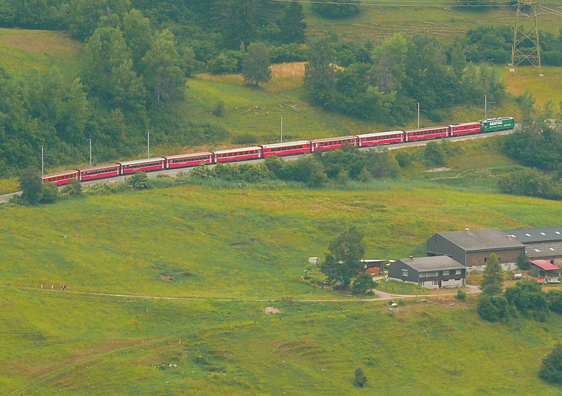 RhB - Regio-Express 1129 von Chur nach St.Moritz am 17.07.2013 oberhalb Alvaneu mit E-Lok Ge 4/4 III 647 - D - B - B - B - A - A - B - B - B - A
