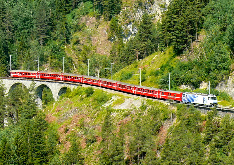 RhB Regio-Express 1129 von Chur nach St.Moritz am 15.07.2013 kurz nach Schmittentobel-Viadukt mit E-Lok Ge 4/4III 649 - D - B - B - B - A - A - B - B - Hinweis: Lok-Werbung: 20 Minuten
