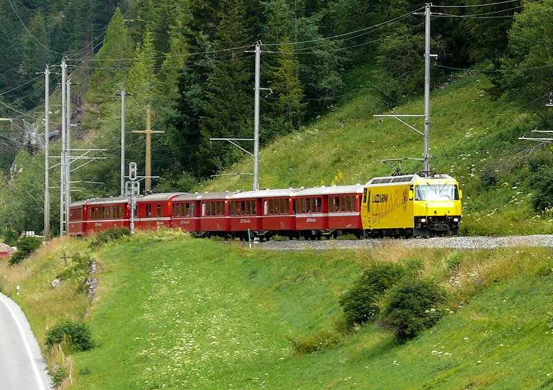 RhB Regio-Express 1129 von Chur nach St.Moritz am 20.07.2014 Einfahrt Bergn mit E-Lok Ge 4/4 III 644 - B 2301 - B 2302 - B 2306 - Ds 4213 - B 2362 - B 2357 - B 2365 - A 1235 - A 1249
