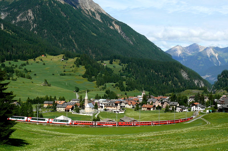 RhB Regio-Express 1132 + Glacier-Express 909 von St.Moritz nach Chur/Zermatt am 28.07.2010 auf untererr Ebene oberhalb Bergn mit E-Lok Ge 4/4 III 643 - A - A - B - B - B - D - B - B - 6 Wagen Glacier-Express Panoramawagen

