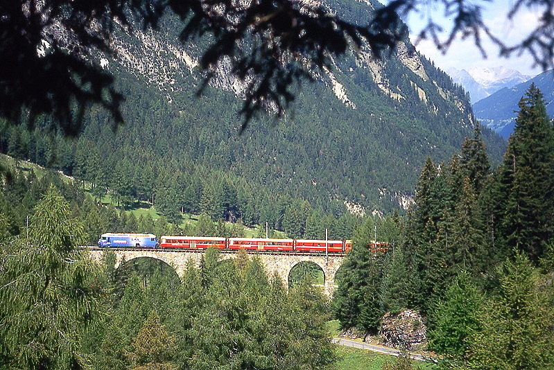 RhB - Regio-Express 1133 von Chur nach St.Moritz am 21.08.2008 auf Albula-Vuadukt III mit E-Lok Ge 4/4III 648 - B 2322 - B 2321 - D 4204 - B 2495 - B 2429 - B 2439 - A 1281 - A 1227
