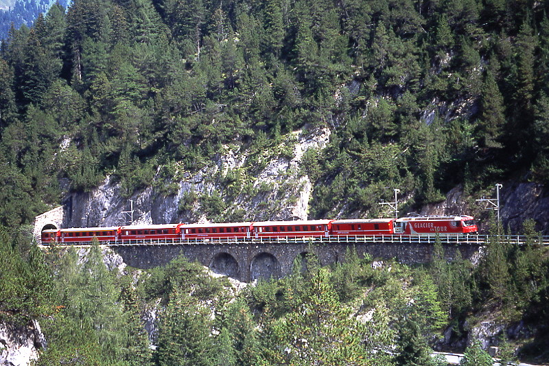 RhB - Regio-Express 1137 von Chur nach St.Moritz am 21.08.2008 bei Muot mit E-Lok Ge 4/4 III 650 - D 4221 - B 2444 - B 2380 - B 2494 - A 1269 - A 1229 - B 22268 - WR 3813- 3x Lb - Haikv
