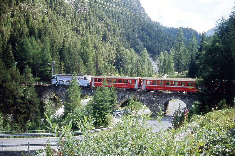 RhB - Regio-Express 1144 von St.Moritz nach Chur am 21.08.2008 auf Albula-Viadukt I mit E-Lok Ge 4/4 III 650 - B 2451 - B 2457 - A 1236 - A 1238 - B 2391 - B 2437 - B 2359 - D 4214 - Sbkv 7715
