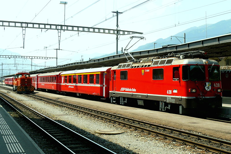 RhB - Regio-Express 1237 von Disentis nach Scuol am 18.07.2013 in Landquart mit Ge 4/4 II 628 - A 1243 - B 2295 - B 2383 - B 2494 - D 4204 - B 2439 - B 2370
