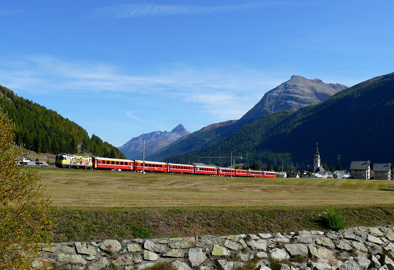 RhB - Regioexpress 1136 von St.Moritz nach Chur am 29.09.2009 im Val Bever mit E-Lok Ge 4/4 II 611 - A - A - B - B - B - D - B - B.
