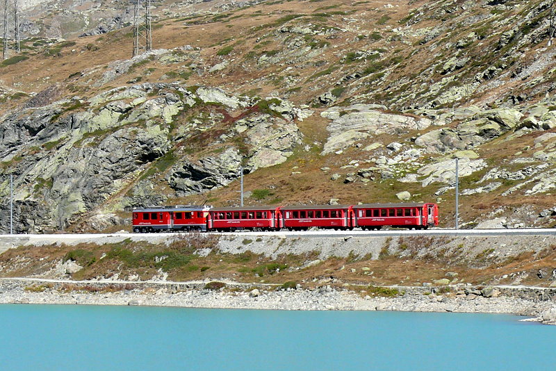 RhB - Regioexpress 1642 von Tirano nach St.Moritz am 03.10.2009 am Lago Bianco mit Triebwagen ABe 4/4 III 53 - B - B - B.
