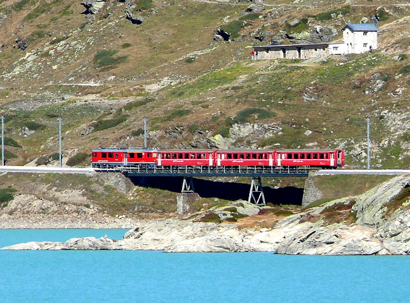 RhB - Regioexpress 1642 von Tirano nach St.Moritz am 03.10.2009 auf Brcke am See mit Triebwagen ABe 4/4 III 53 - B - B - B.
