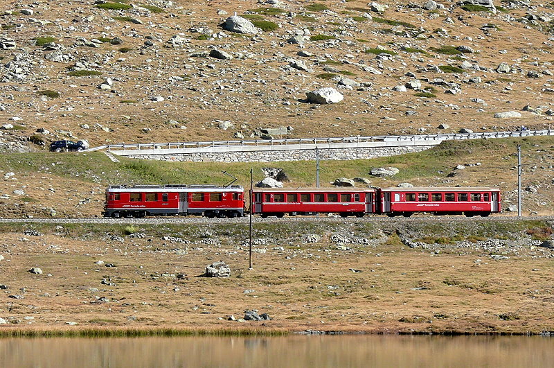 RhB - Regioexpress 1642 von Tirano nach St.Moritz am 04.10.2009 am Lago Nero mit Triebwagen ABe 4/4 III 53 - B - B
