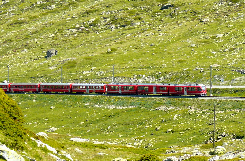 RhB - Regionalzug 1625 von St.Moritz nach Tirano am 14.07.2013 auf Alp Arlas in 70-Promille-Steigung oberhalb Oberer Berninabachrcke mit Zweisystem-Triebwagen ABe 8/12 3502 (ABe 4/4 35.002 - Bi 35.602 - ABe 4/4 35.102) - WS 3921 - B 541.02 - B 2456 - B 521.08 - AB 1542 - BD 2475 - B 2098
