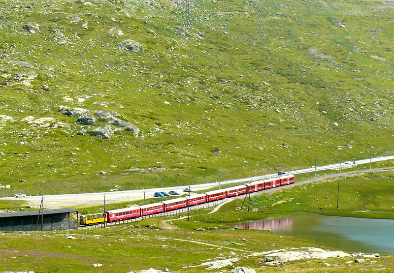 RhB - Regionalzug 1625 von St.Moritz nach Tirano am 14.07.2013 am Lago Pitschen mit Zweisystem-Triebwagen ABe 8/12 3502 (ABe 4/4 35.002 - Bi 35.602 - ABe 4/4 35.102) - WS 3921 - B 541.02 - B 2456 - B 521.08 - AB 1542 - BD 2475 - B 2098
