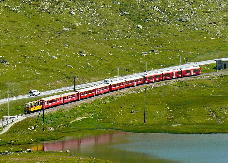 RhB - Regionalzug 1625 von St.Moritz nach Tirano am 14.07.2013 am Lago Pitschen mit Zweisystem-Triebwagen ABe 8/12 3502 (ABe 4/4 35.002 - Bi 35.602 - ABe 4/4 35.102) - WS 3921 - B 541.02 - B 2456 - B 521.08 - AB 1542 - BD 2475 - B 2098
