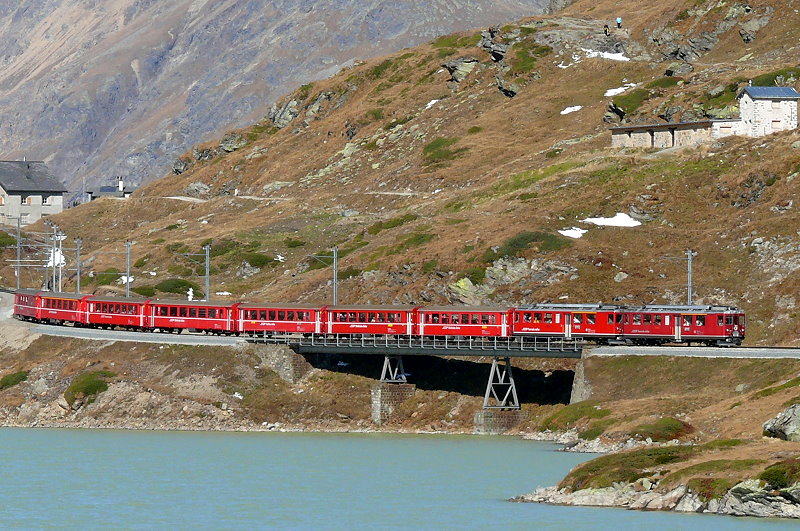 RhB - Regionalzug 1627 von St.Moritz nach Tirano am 12.10.2008 auf Brcke am See mit Triebwagen ABe 4/4 II 42 + ABe 4/4 II 41 - B - B - B - B - B - A - B
