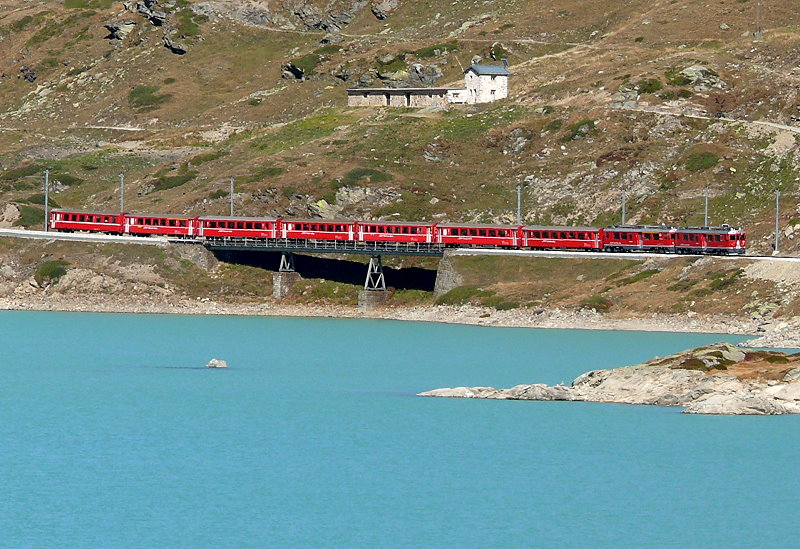 RhB - Regionalzug 1627 von St.Moritz nach Tirano am 03.10.2009 auf Brcke am See mit ABe 4/4 III 56 - ABe 4/4 II 55 - B - B 2461 - B 2463 - B - B 2464 - AB 1544 - BD 2471
